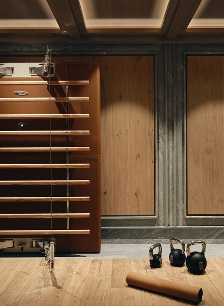 Luxuriöser privater Fitnessraum mit Holz und edlen Materialien in St. Moritz