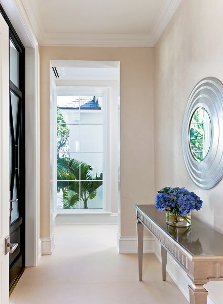 Flur mit silbernem Tisch in der Private Residenz in Florida