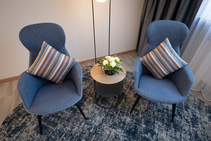 Leseecke mit gemütlichen Sesseln im St. Wolfgang