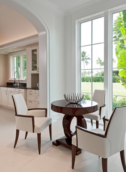 kleiner Tisch mit drei St&uuml;hlen in der Private Residenz