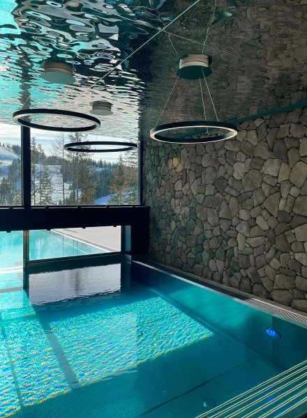 SPA im Alpinresort Hinterstoder mit schimmernder Spiegeldecke