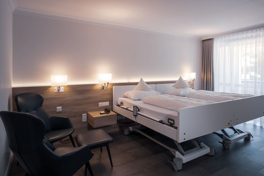 Doppelzimmer des St. Wolfgangs mit Doppelbett und Sitzgelegenheit