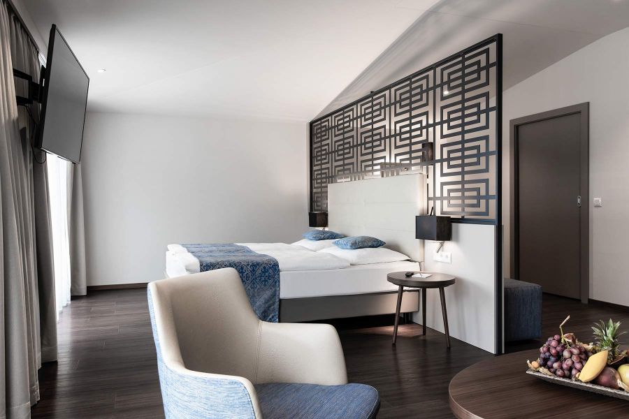 Suite Hotelbett mit Rückwand und Trennwand