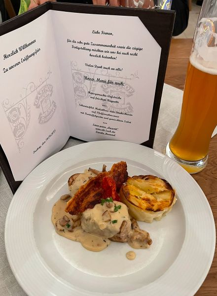 Hauptgang vom Menü zur Eröffnungsfeier Gasthof Hummel Stammham mit Dankesworten an beteiligte Firmen