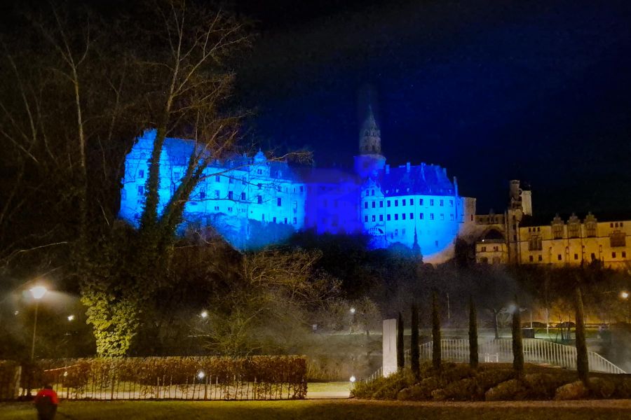 Blaues Licht auf Hohenzollernschloss Sigmaringen im Zuge des Re-Opening vom Karls Hotel