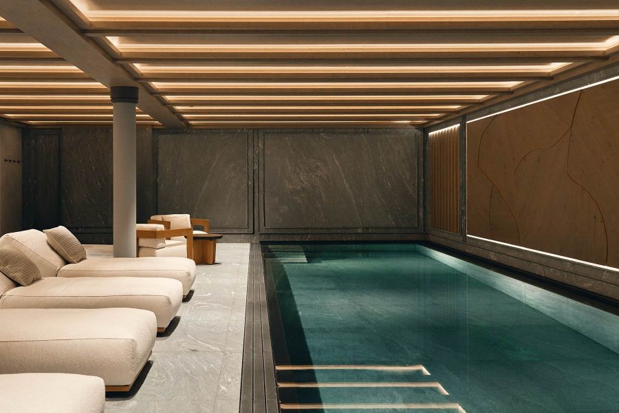 Private Villa mit Pool im Keller im Design aus Holz und Stein