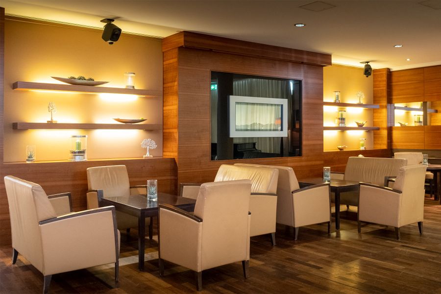 Barbereich des St. Wolfgangs mit weißen Sesseln und warmer Beleuchtung