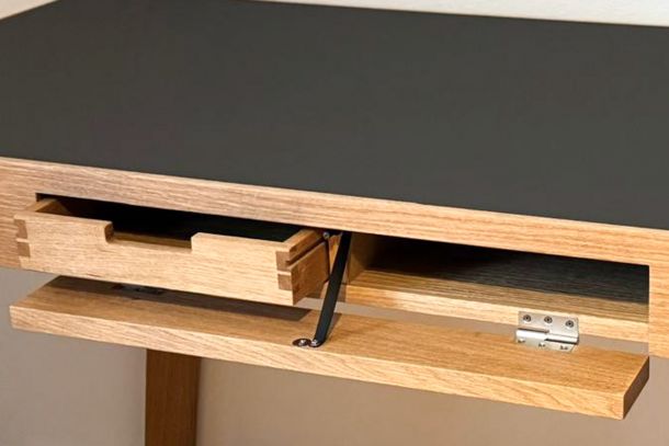 Handwerkliches Meisterstück von Sebastian Tradition trifft Zukunft gefertigt aus Holz mit Schublade