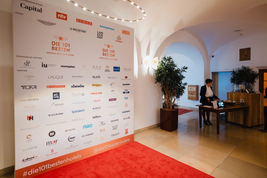 Roter Teppich beim Eingang in Schloss Elmau