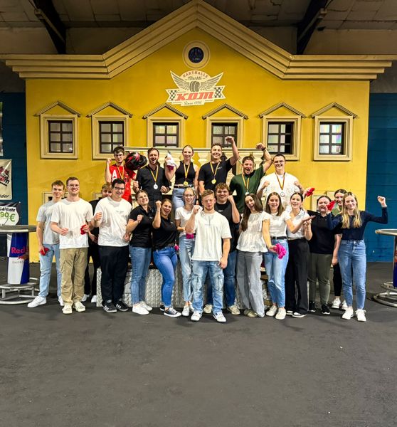 azubiausflug Kartbahn Gruppenfoto