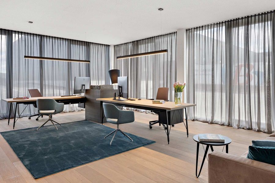 Buero in St. Mariakirchen mit zwei Schreibtischen und modernem Design