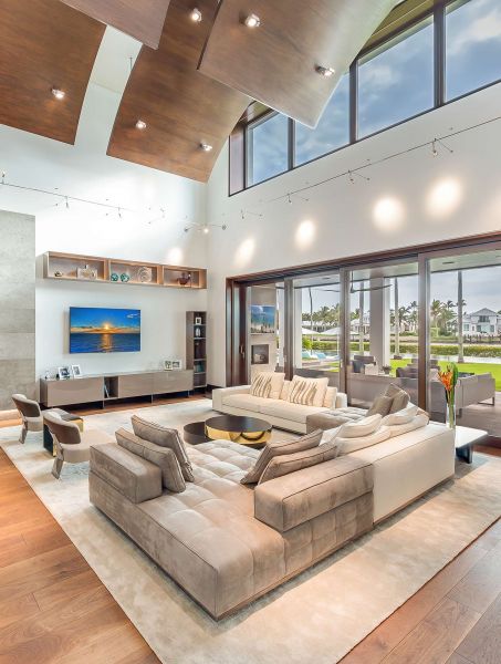 geräumiges Wohnzimmer mit Zugang zum Garten und großer Couch