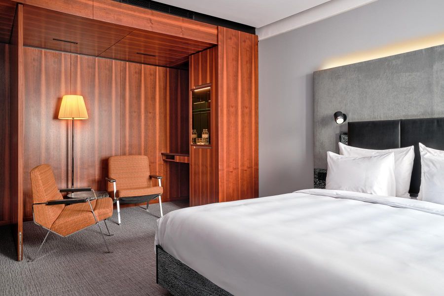 Wien Das Triest Radisson Blu Hotel zimmer Orange Sitzecke