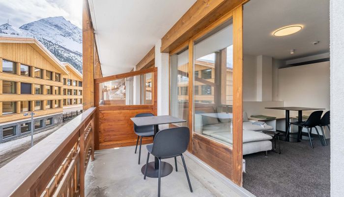 Balkon außenansicht Zimmer Mitarbeiterhaus Homebase Saas-Fee Revier