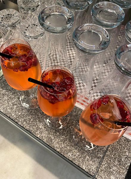 Mitarbeiterparty mit Cocktails