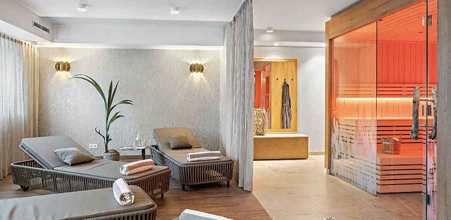 Wellness-Liegen und Sauna im Hotel