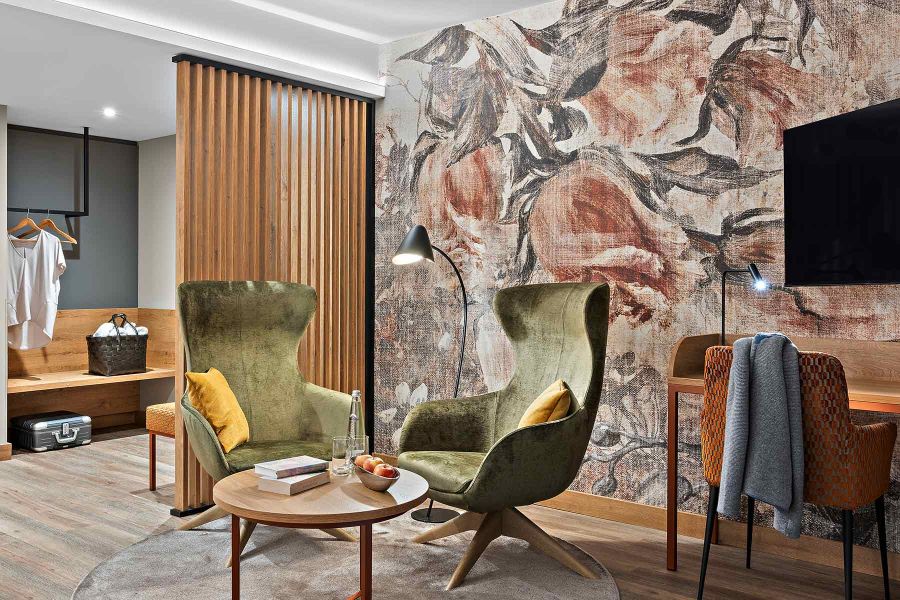 Sitzecke mit gemütlichen grünen Sesseln und gelben Kissen