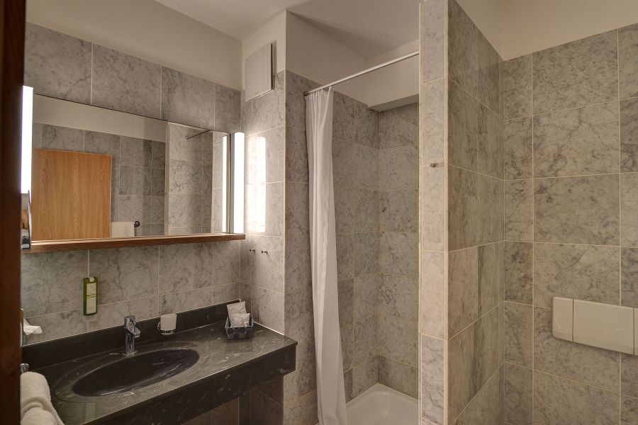 Badansicht im Hotel des Vignes in Sion