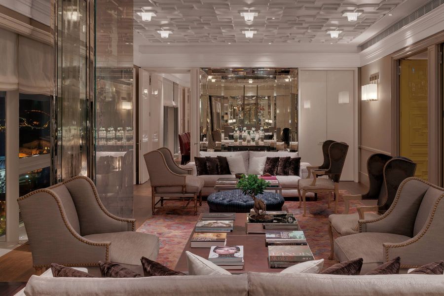 Hotellounge mit offenem Kamin, gemütliche Sofas und warmen Lichkonzept