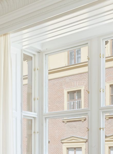 Ausschnitt der Fassadenansicht mit Fokus auf die Verbindung zwischen traditionellem Baustil und moderner Innenausstattung