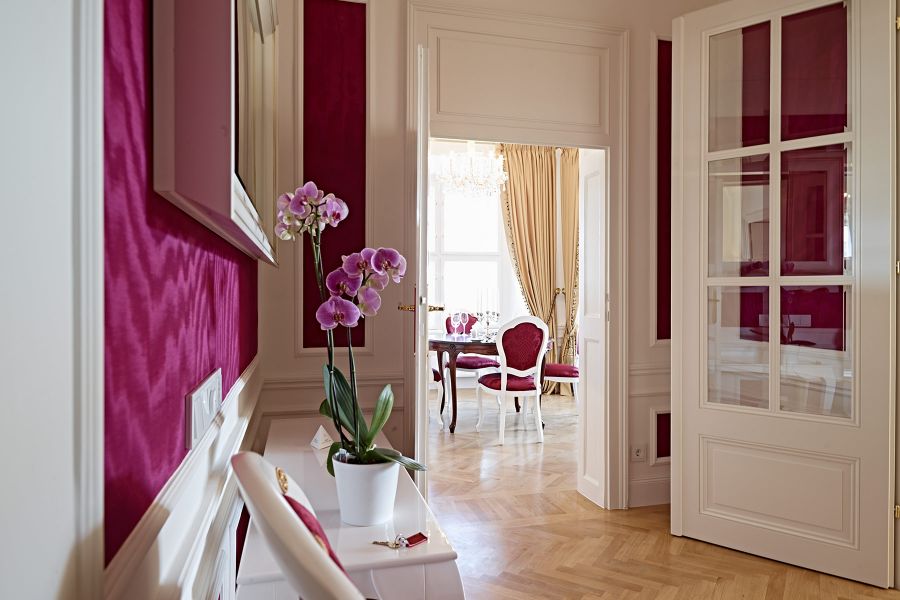 Eingangsbereich mit weißen Türen von Appia