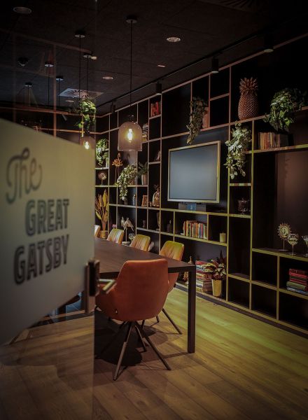 offenes Regal im Besprechungszimmer