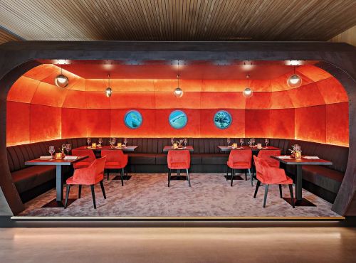 digitales Aquarium hinter Bullaugen im U-Boot