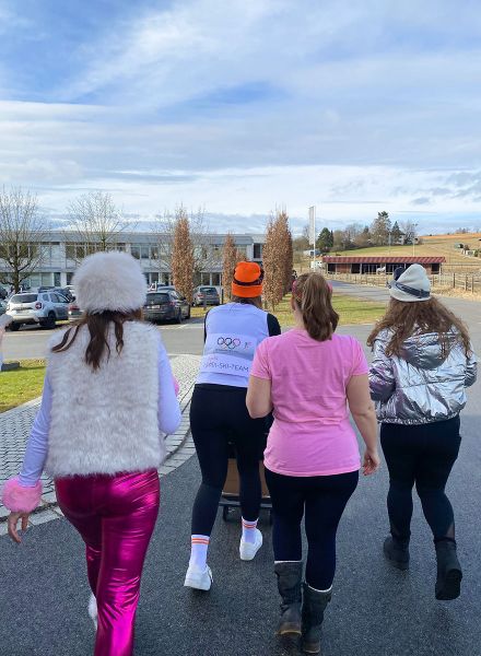 Firmenrundgang mit Krapfen und Wagen im Faschingskostüm Après-Ski