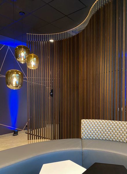 Gemütliche Lounge mit Lamellenoptik in Garching