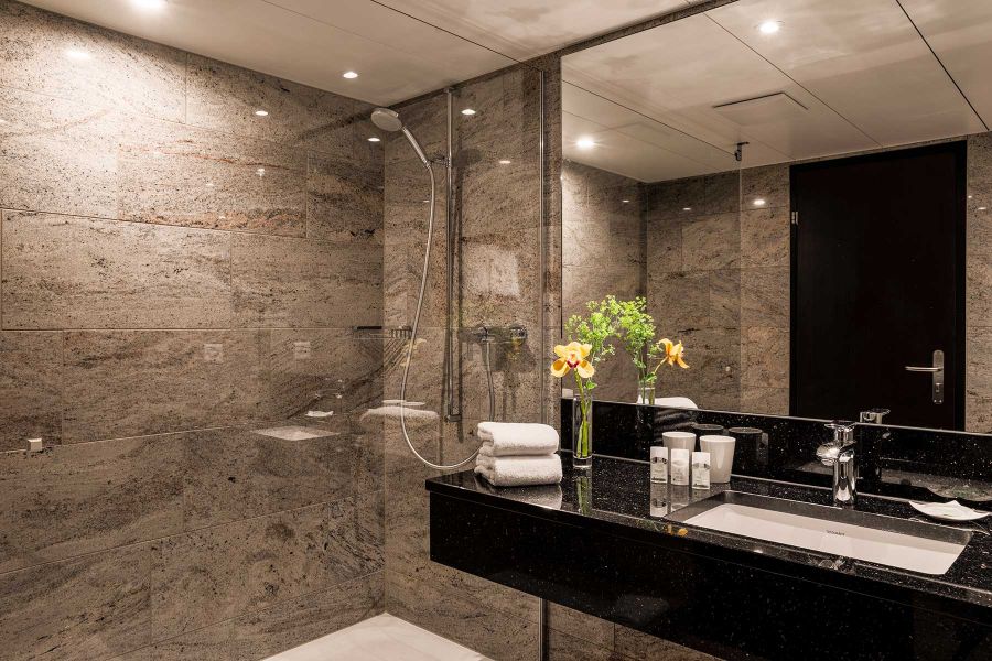 Gro&szlig;z&uuml;giges Badezimmer im Hotelzimmer