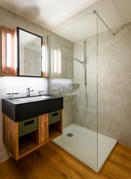 Badezimmer mit begehbarer Dusche im Gstaad Palace
