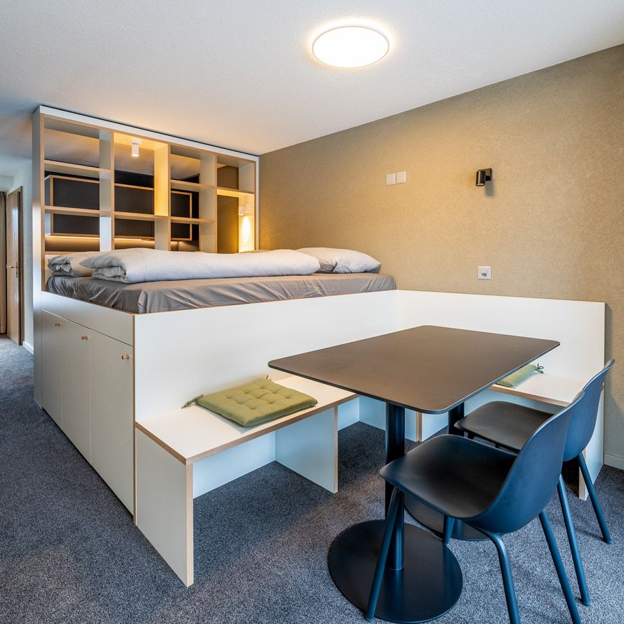 Balkon außenansicht Zimmer Mitarbeiterhaus Homebase Saas-Fee Revier