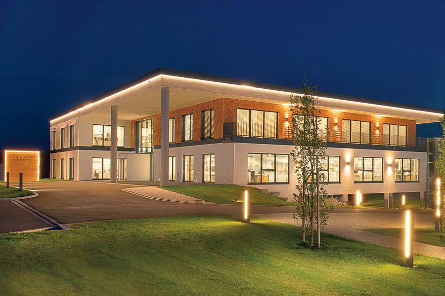 Neubau Appia Firmengebäude bei Nacht mit Beleuchtung