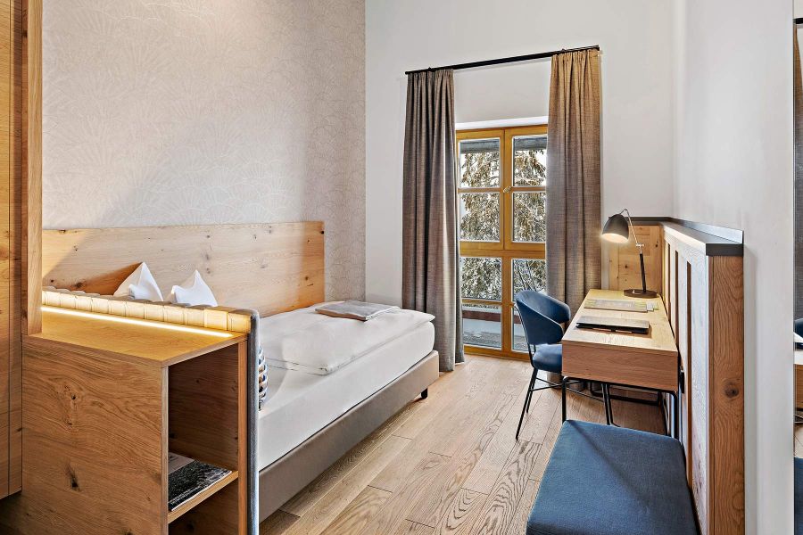 Zimmer im Kreuther Tal mit reduzierten Designs und Weitblick auf den 50 km südlich von München entfernten Tegernsee