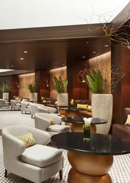 Die Hotelgalerie mit diversen Sitzmöglichkeiten 