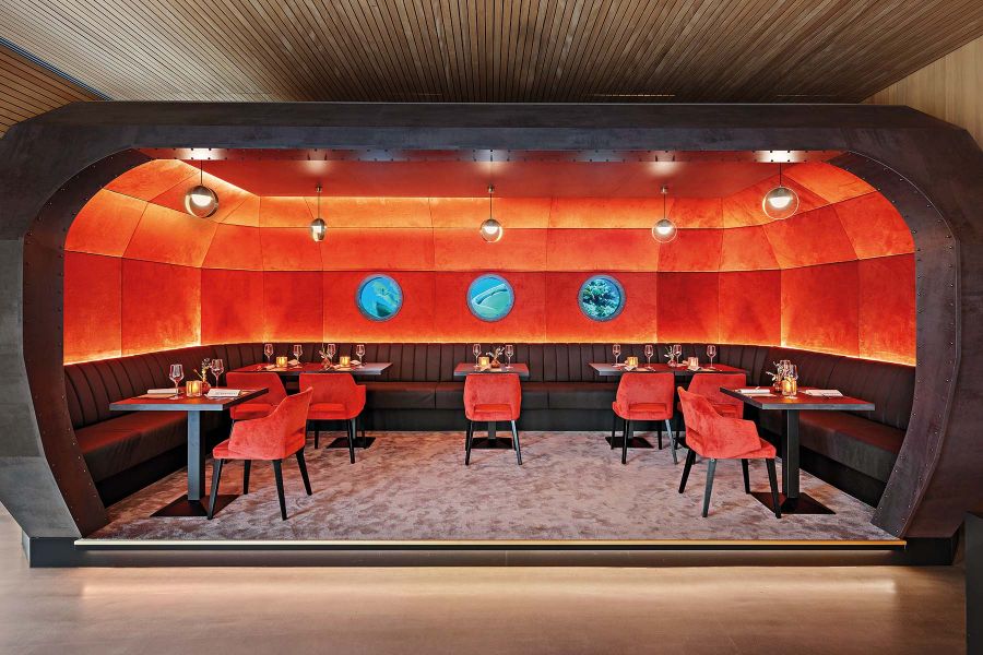 digitales Aquarium hinter Bullaugen im U-Boot