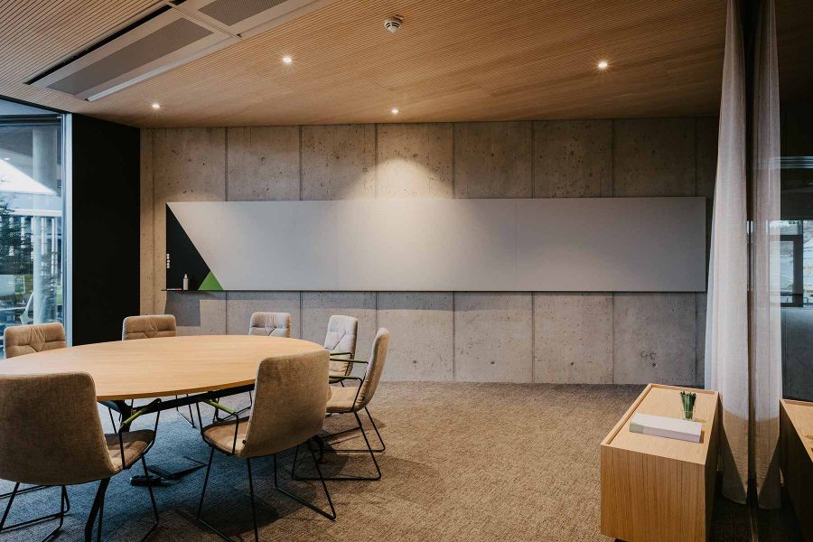 Konferenzraum mit Schreibtafel und Sitzgruppe