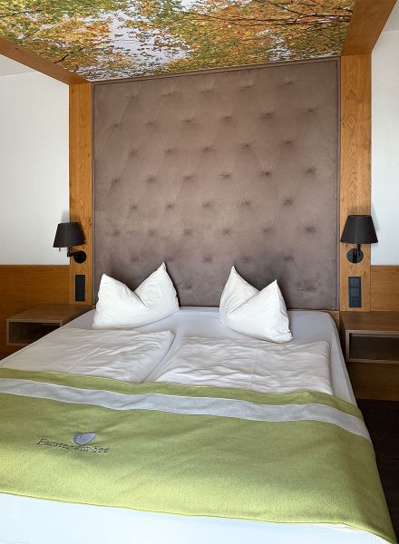 Doppelbett im Forster am See in Eching mit Leder-Bettkopfteil in Naturtönen