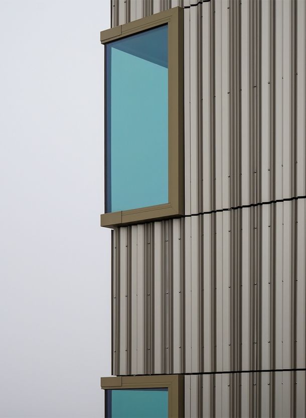 Außenfassade des Dorint Business Campus Garching mit profiliertem Metallblech und vorgesetztem Fensterrahmen