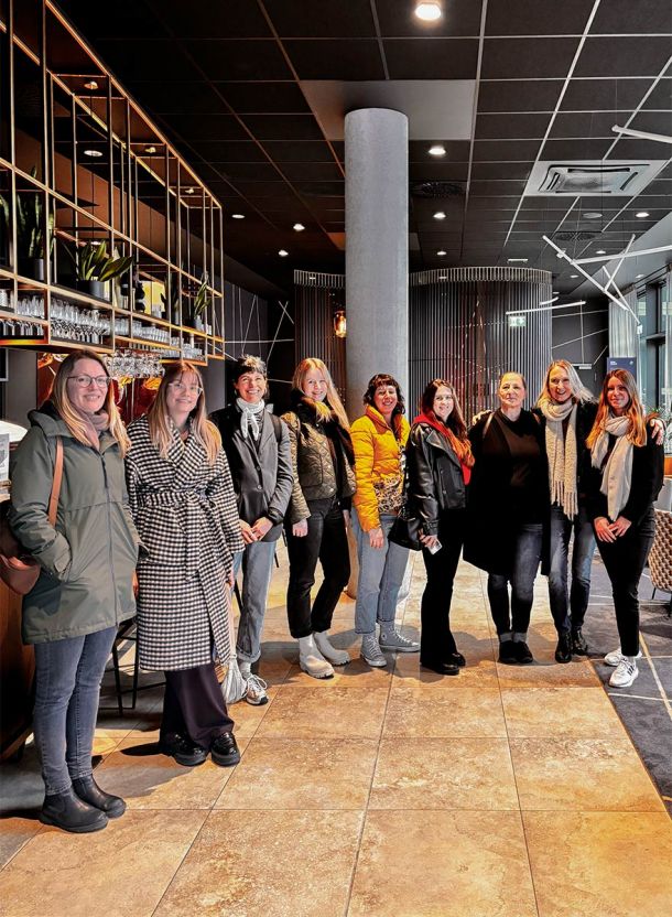 Appia-Team in der Lobby im Dorint Business Campus Garching mit industrieller Regalstruktur an der Bar