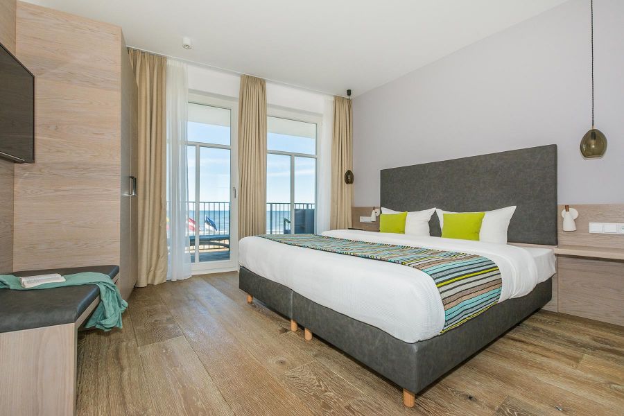 Hotelzimmer Beachhouse mit grünen Dekokissen 