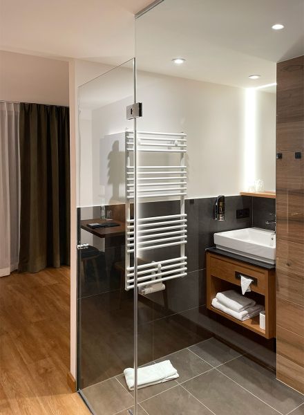 Großzügiges Badezimmer im Hotel in Stammham