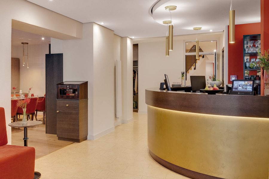 Rezeptionsbereich des Hotels Emichs mit moderner Theke