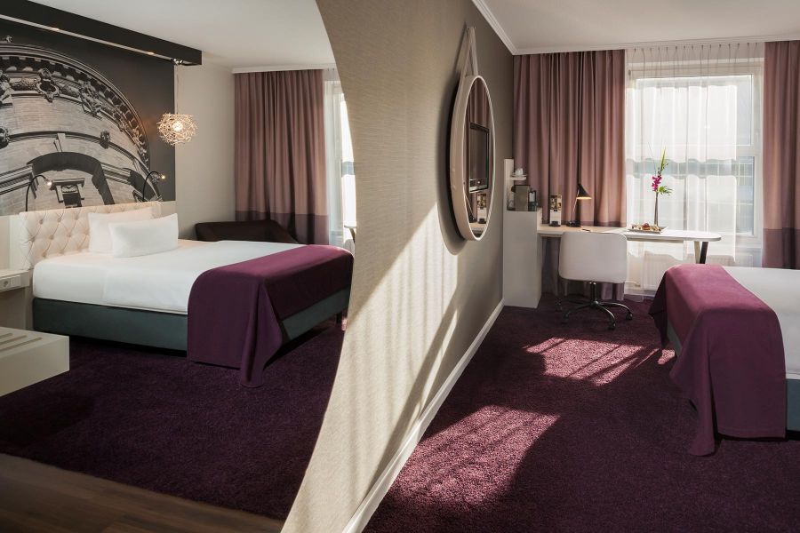 Hoteleinrichtung mit Farbkonzept rosa und lila