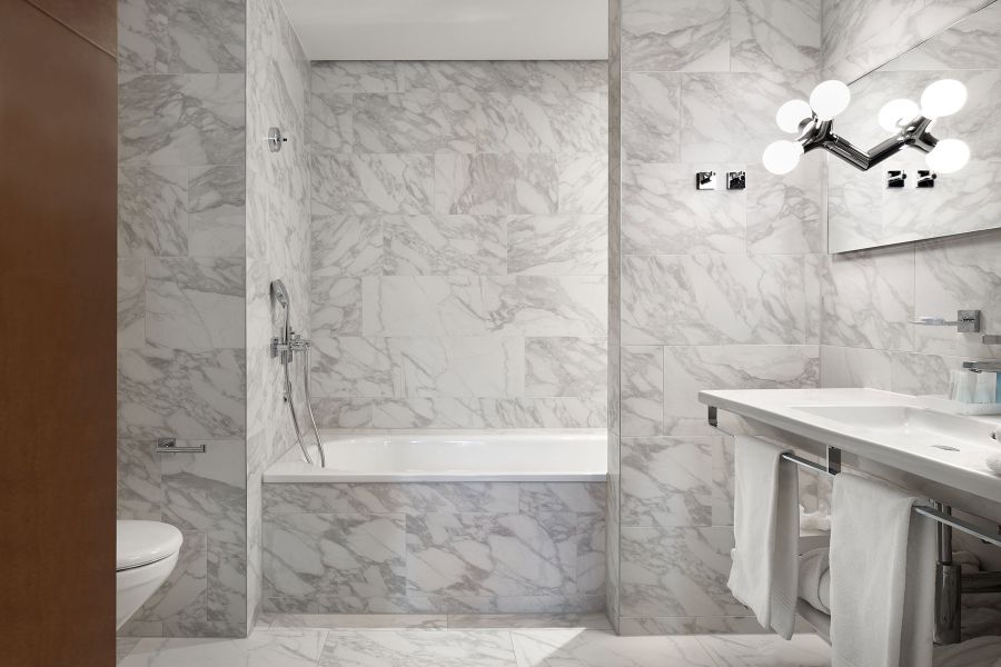 Badezimmer in edlem Design im Ema House