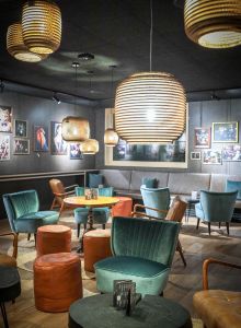 Barbereich mit verschiedenen Sitzmöglichkeiten