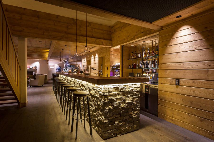 Barbereich im Hotel in Steinoptik und Holz