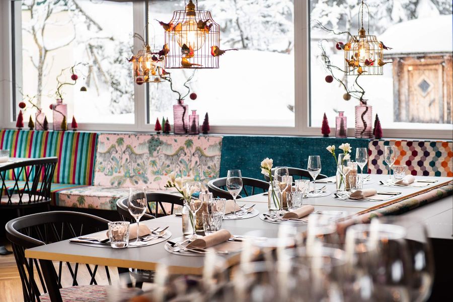 Restaurant mit Vogelkäfiglampen