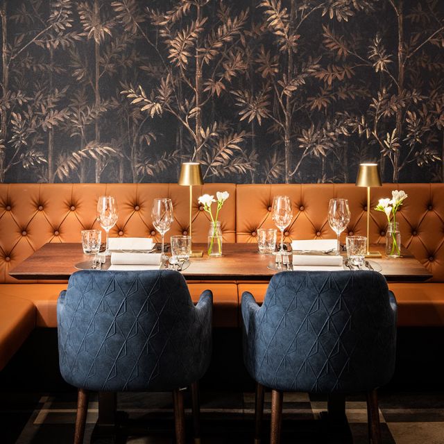 Sitzgruppe in Speiseraum mit Sitzbank