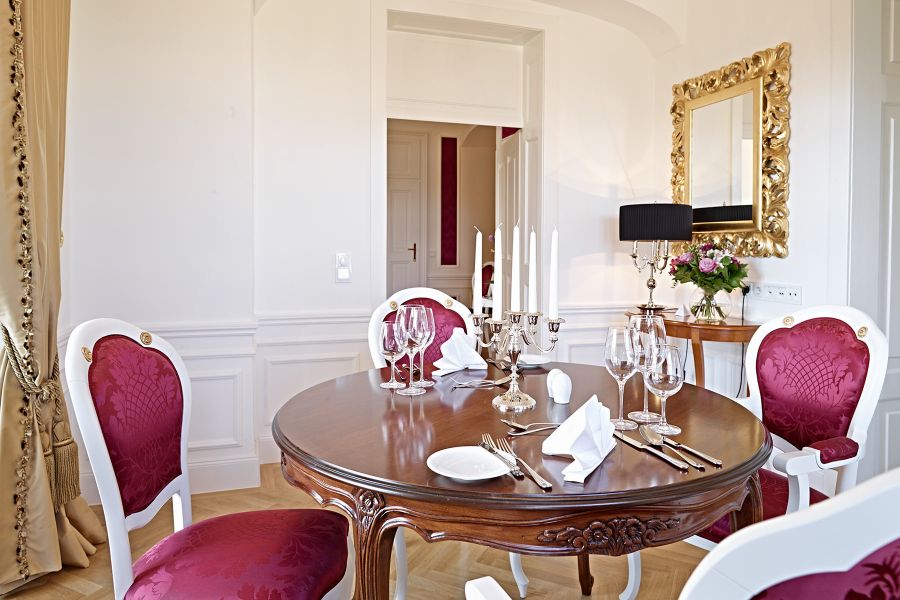 Essbereich mit pinken Stühlen in Wien